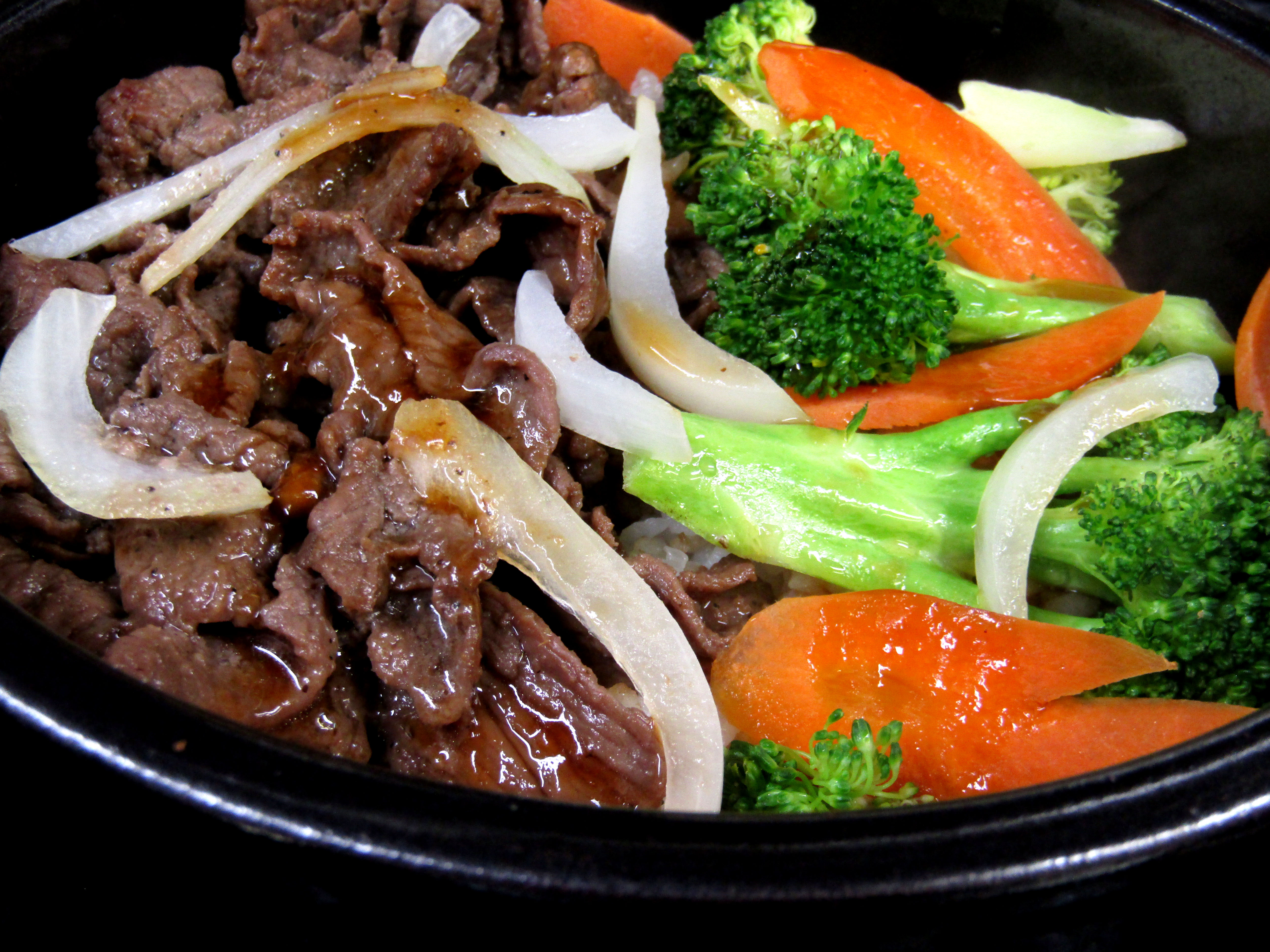 ttukbaegi bulgogi and vegetable bowl